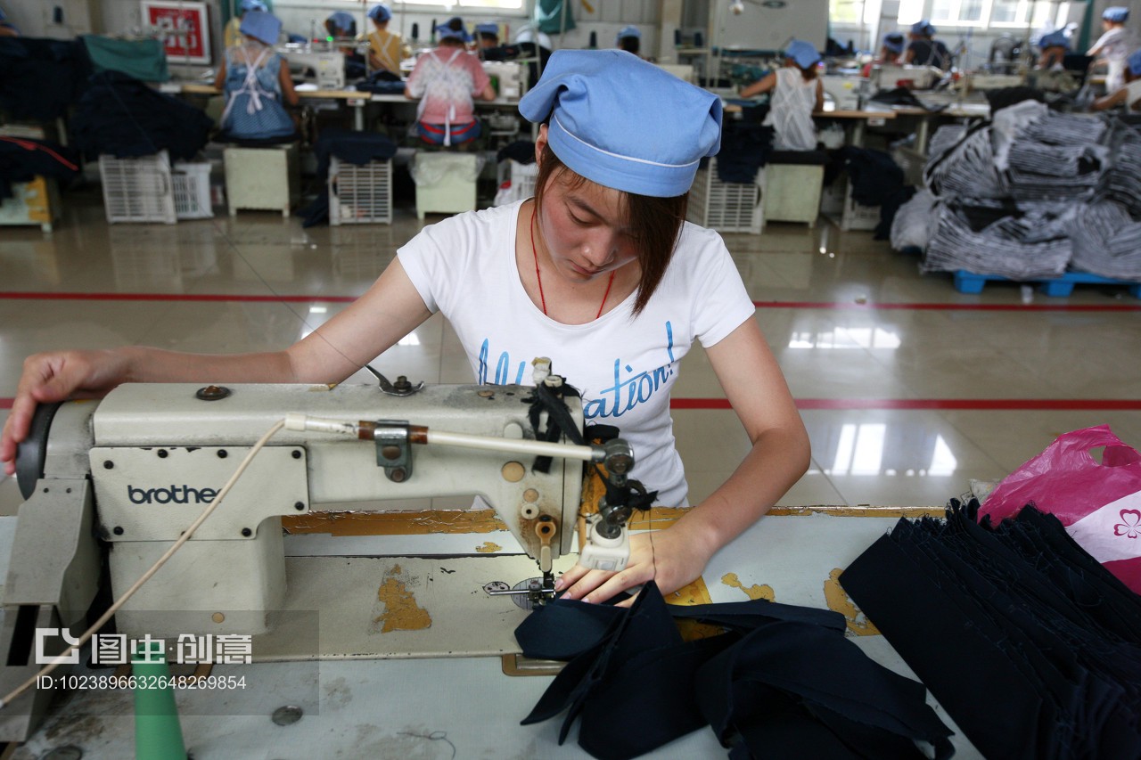 安徽省淮北市秋艷服裝廠,女工在生產(chǎn)車間內(nèi)加工出口到歐美地區(qū)的服裝產(chǎn)品。